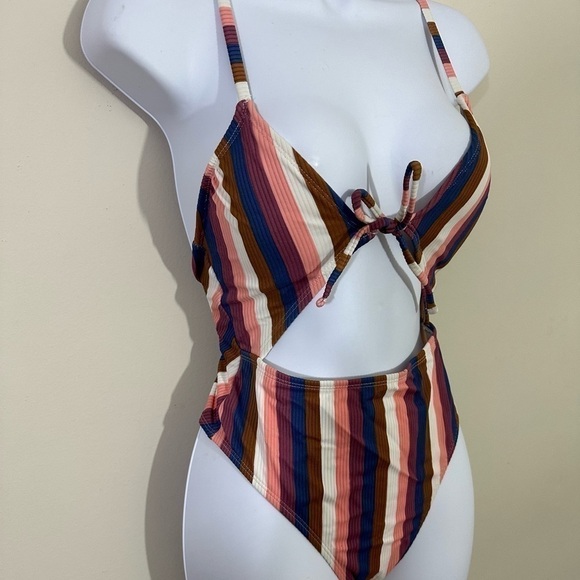 Xhilaration sz med swim suit in a stripe From the front it looks like a 2 piece - Picture 8 of 12